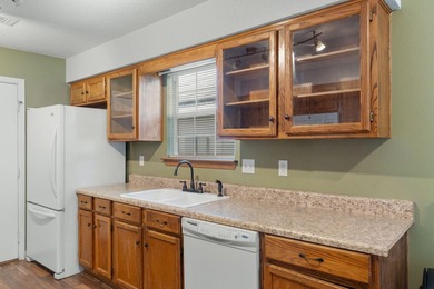Welcome home to this perfectly located 3-bedroom, 2-bath - photo 14