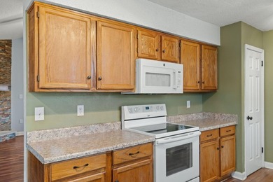 Welcome home to this perfectly located 3-bedroom, 2-bath - photo 15