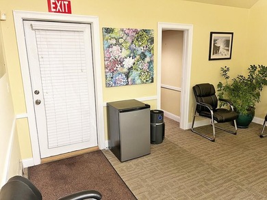Discover an exceptional opportunity with this large office - photo 2
