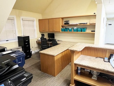 Discover an exceptional opportunity with this large office - photo 6