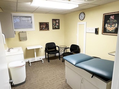 Discover an exceptional opportunity with this large office - photo 10