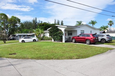 Nestled on a spacious corner lot, this charming 4 bedroom/2 - photo 3