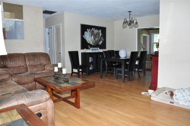 Nestled on a spacious corner lot, this charming 4 bedroom/2 - photo 5