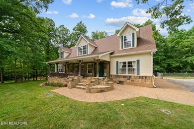 Welcome to this gorgeous and spacious 4,152 sq. ft. family home - photo 1