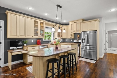 Welcome to this gorgeous and spacious 4,152 sq. ft. family home - photo 7