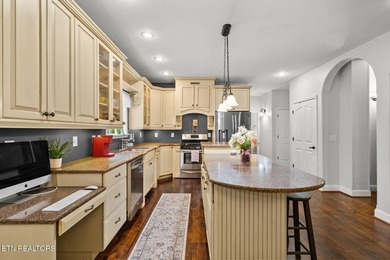 Welcome to this gorgeous and spacious 4,152 sq. ft. family home - photo 8