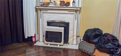 Fabulous Victorian style home with original hardwood flooring - photo 7