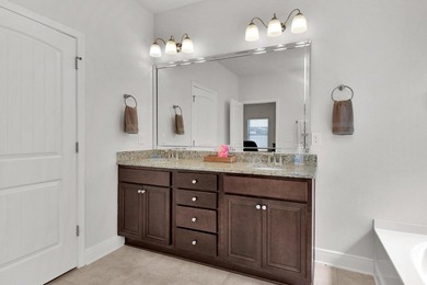 Immaculate, well maintained stunning 5-Bedroom, 2.5 Bath Home - photo 19