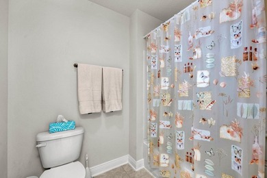 Immaculate, well maintained stunning 5-Bedroom, 2.5 Bath Home - photo 25