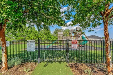 Immaculate, well maintained stunning 5-Bedroom, 2.5 Bath Home - photo 44