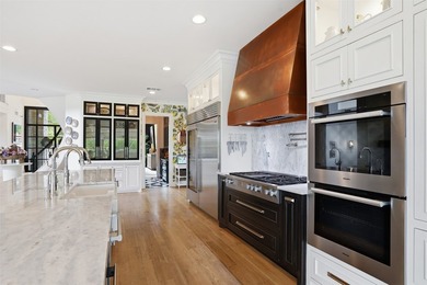 Refined, architectural elegance meets effortless luxury in this - photo 10