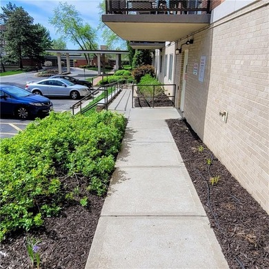 This is the one! Oak Hall Condominium Unit 106 is conveniently