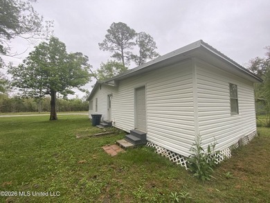 Great first time home buyer! This 3 BR 1 bath , Has a large - photo 8