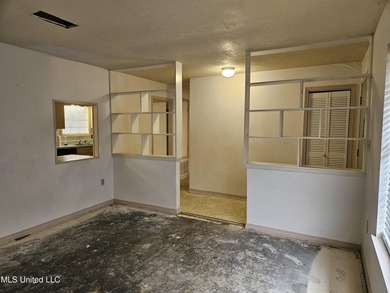 Well maintained brick home on a cul-de-sac just minutes from - photo 4