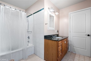 Welcome to your dream home! This stunning custom-built 3 bedroom - photo 18