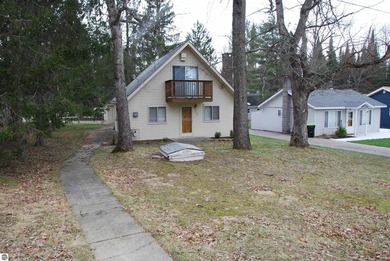 Your Northern Getaway Has Arrived - 3 Bed Cottage Near Lake St - photo 1