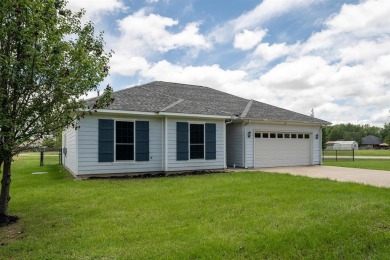 Welcome to this charming 3-bedroom 2-bath home with a spacious 2 - Lake Home For Sale in Gun Barrel City, Texas