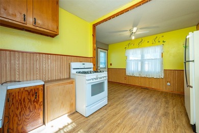 Charming ranch-style home with 2 bedrooms, 1 bath and 943 sqft - photo 8