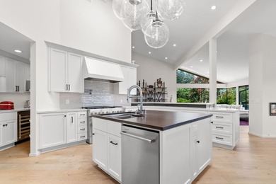 Sweeping Monterey Bay views, exceptional privacy, and a - photo 12