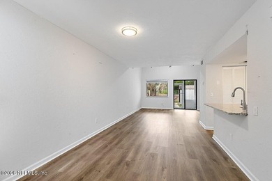 Beautiful end-unit townhouse with peaceful pond views and - photo 4