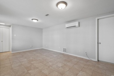 Wonderful location and view !! Step into this 3 bedroom and 3.5 - photo 21