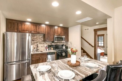 This beautifully appointed ski cottage offers a more refined - photo 1