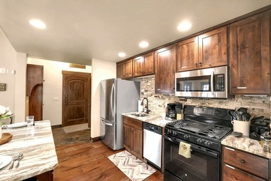 This beautifully appointed ski cottage offers a more refined - photo 5