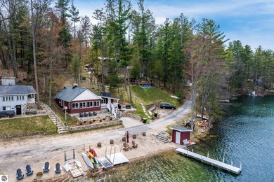 Welcome to a Northern Michigan gem. This charming cottage - photo 2