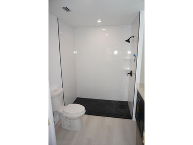Beautifully remodeled 3-bedroom, 2-bathroom single-family home - photo 11