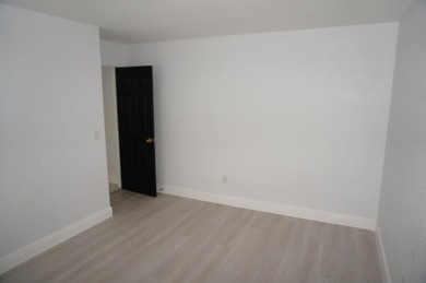 Beautifully remodeled 3-bedroom, 2-bathroom single-family home - photo 15