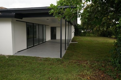 Beautifully remodeled 3-bedroom, 2-bathroom single-family home - photo 27