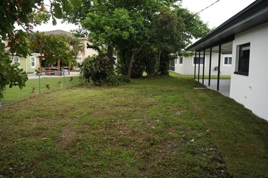 Beautifully remodeled 3-bedroom, 2-bathroom single-family home - photo 29