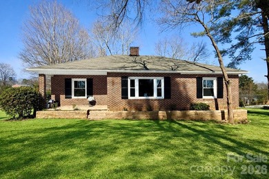 Lake Hickory Home For Sale in Hickory North Carolina