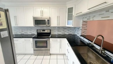 This spacious 2-bedroom, 2-bathroom penthouse condo offers - photo 2