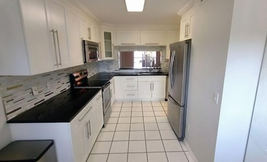 This spacious 2-bedroom, 2-bathroom penthouse condo offers - photo 3