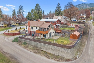 Well-positioned on a corner lot in town Colville; 4-bed / 2-bath