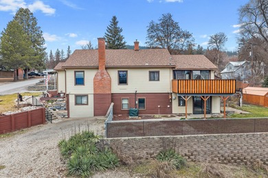 Well-positioned on a corner lot in town Colville; 4-bed / 2-bath