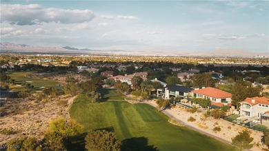 Spectacular views, top-quality finishes in private country club