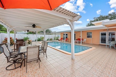 Meticulously maintained and move-in ready, this 3 bedroom + den - photo 5