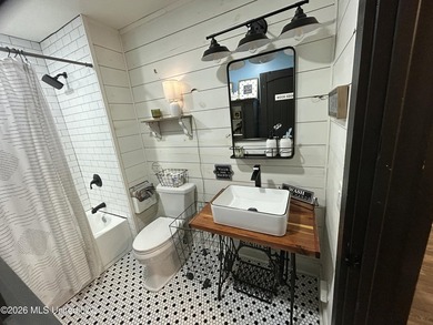 Welcome to this charming 3-bedroom, 2-bath farmhouse retreat - photo 18