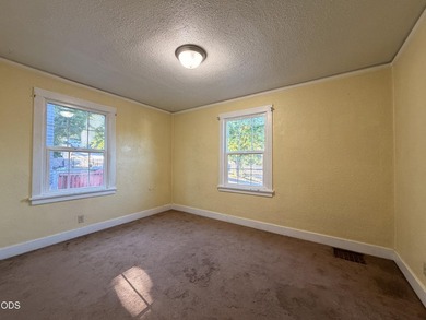 Charming Craftsman-style full of character in a fantastic - photo 12