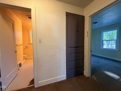 Charming Craftsman-style full of character in a fantastic - photo 14