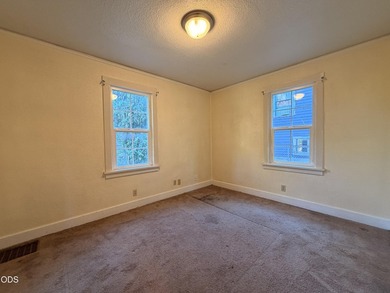 Charming Craftsman-style full of character in a fantastic - photo 17