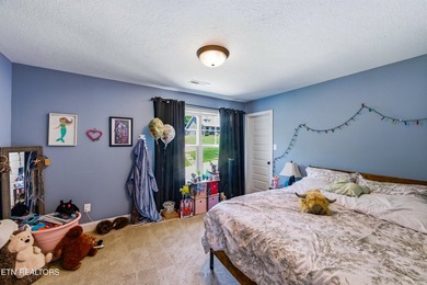 Beautiful two-story home located in the desirable Karn's - photo 30