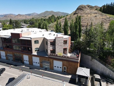 Unique ''developers' custom penthouse unit'' with several - photo 35