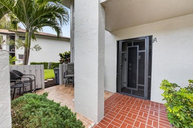 Bright, beautifully renovated ground-floor corner residence just - photo 3