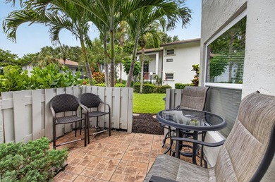 Bright, beautifully renovated ground-floor corner residence just - photo 4