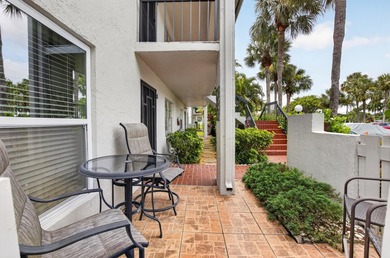Bright, beautifully renovated ground-floor corner residence just - photo 5