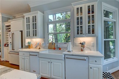 Custom exquisite home situated on a 1.2 acre waterfront - photo 19