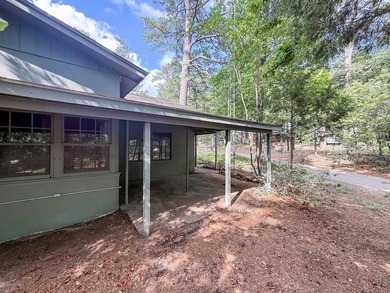 Tucked among the tall trees on beautiful Lake Franklin in the - photo 21